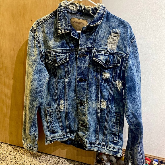 Carbon- Jean Jacket size Medium worn only a few times. Basicallyy brand new. - Picture 4 of 9